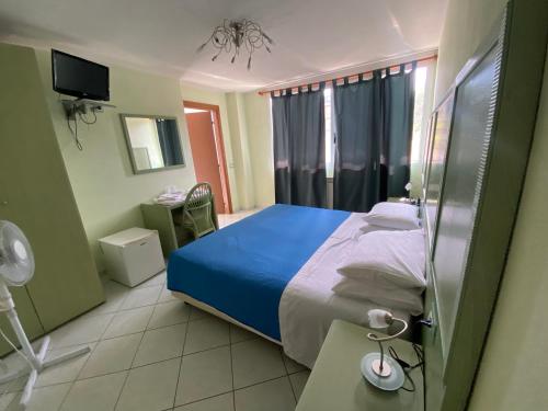 ein Krankenhauszimmer mit einem Bett mit einer blauen Decke in der Unterkunft ATLAS in Serravalle Sesia