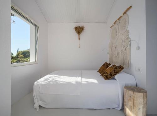 een slaapkamer met een wit bed en een raam bij Casa Blu Marbella in Marbella