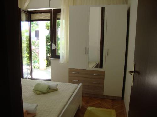 ein Schlafzimmer mit einem Bett und einem großen Spiegel in der Unterkunft LUCIJA - KUĆA ZA ODMOR in Ražanac