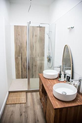 une salle de bain avec deux lavabos et une douche dans l'établissement Villa Séquoia - Grande Chambre SDB & cuisine privées, à Bazas
