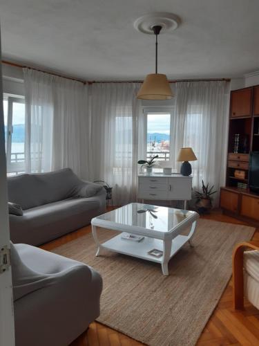 sala de estar con sofá y mesa de centro en Villa Chati, en Santander
