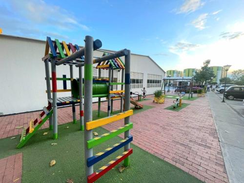 un parque con parque infantil con tobogán en CB Apto cómodo e impecable con Aire Acondicionado, en Neiva