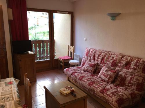 un salon avec un canapé et une table dans l'établissement Chalet d'Orcières T2 4pers., à Orcières