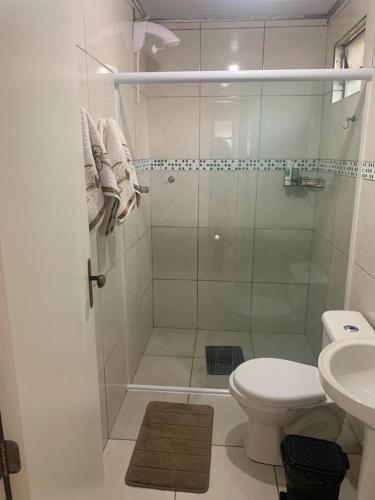 a bathroom with a shower and a toilet and a sink at Harry World Parque Hotel in Curitibanos