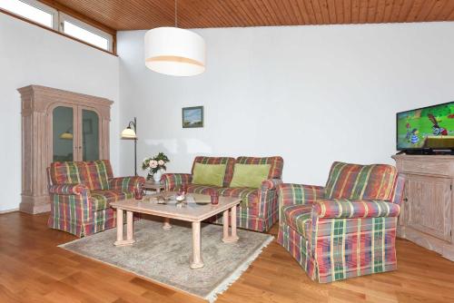 ein Wohnzimmer mit 2 Sofas und einem Couchtisch in der Unterkunft Ferienhaus Leuchtfeuer in Bensersiel