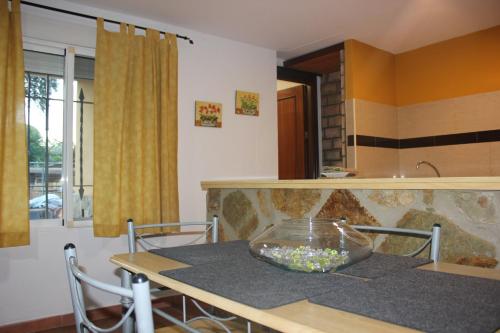 a kitchen with a table with a bowl on it at Casa Vacacional El Cañizo in Córdoba