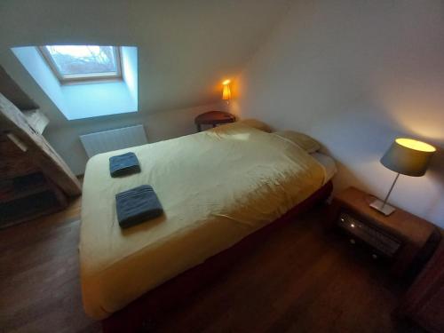 una camera con un letto in una stanza con una finestra di Logement studio dans un coin paradisiaque 