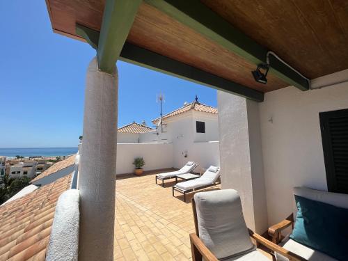 a balcony with chairs and a view of the ocean at Almadraba Suite Ático duplex in Zahara de los Atunes