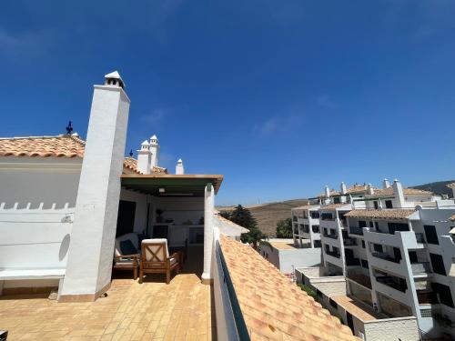 - une vue depuis le toit d'une maison avec des bâtiments dans l'établissement Almadraba Suite Ático duplex, à Zahara de los Atunes