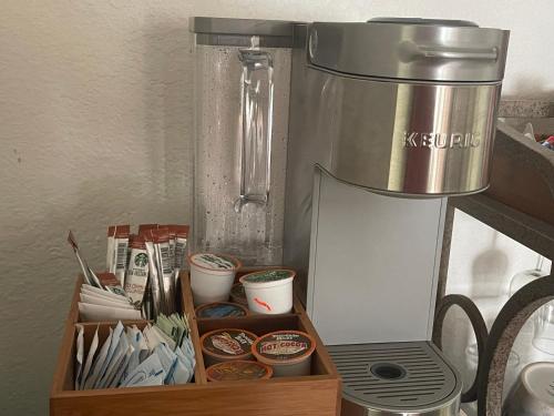 モントレーパークにあるPloyのコーヒーメーカー(木製の棚の上に座る)
