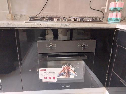 a oven with a picture of a dog in it at شقه مفروش in Madinaty