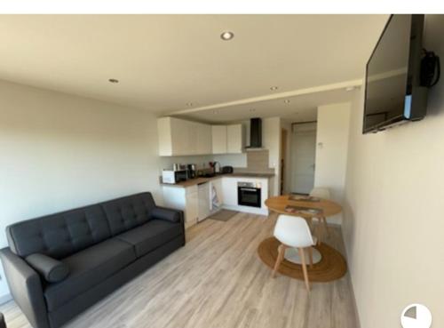 a living room with a couch and a table at Jolie petit studio in Lumio