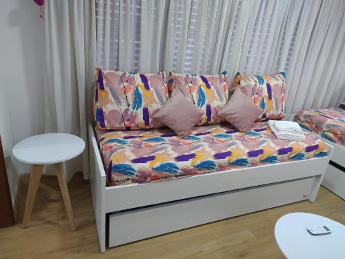 un sofá con almohadas en la sala de estar en 19 DE MAYO APARTMENT, en Bahía Blanca