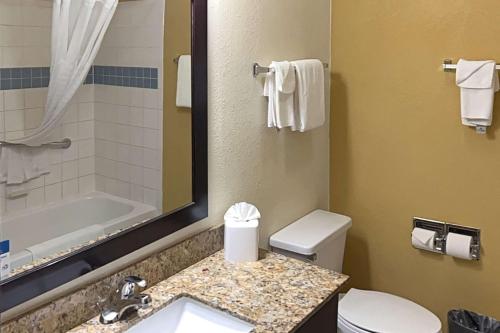 łazienka z toaletą, umywalką i wanną w obiekcie Quality Inn & Suites Farmington w mieście Farmington