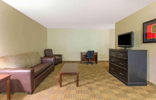 Μια τηλεόραση ή/και κέντρο ψυχαγωγίας στο Extended Stay America Select Suites - Greensboro - Wendover Ave - Big Tree Way