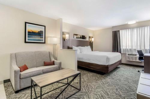 オーバーンにあるComfort Inn & Suites Pacific - Auburnのベッドとソファ付きのホテルルーム