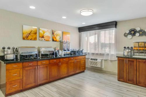 Kuchyň nebo kuchyňský kout v ubytování Comfort Inn & Suites Pacific - Auburn