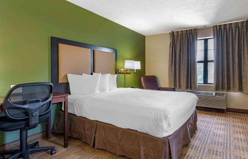 Cette chambre comprend un grand lit et un bureau. dans l'établissement Extended Stay America Suites - Amarillo - West, à Amarillo