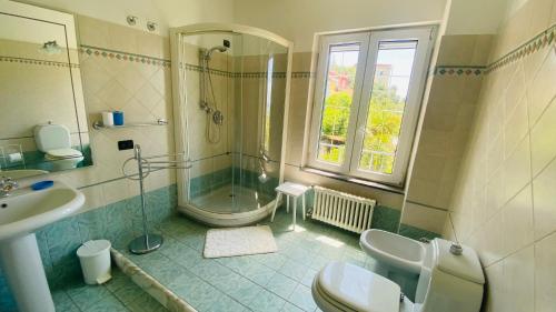y baño con ducha, aseo y lavamanos. en La Spezia Vezzano 5 terre - Il Ciliegio, en Vezzano Ligure
