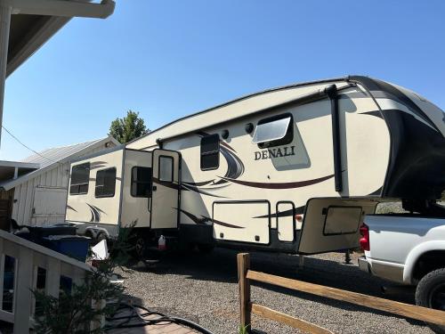 Gambar di galeri bagi Gorgeous Denali 5th Wheel Delight! di Walla Walla