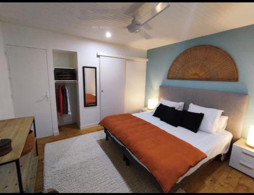 een slaapkamer met een groot bed met een blauwe muur bij Coin de paradis proche de la plage in Les Trois-Îlets