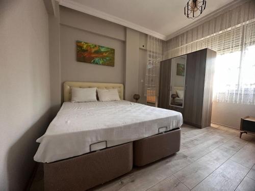 1 dormitorio con 1 cama grande en una habitación en 300 meters to Konyaaltı beach 2+1 large and spacious apartment, en Antalya