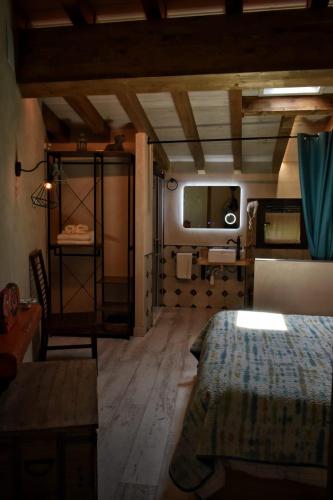 a room with a bed and a table in a room at Susurros del Manadero in Robledillo de Gata
