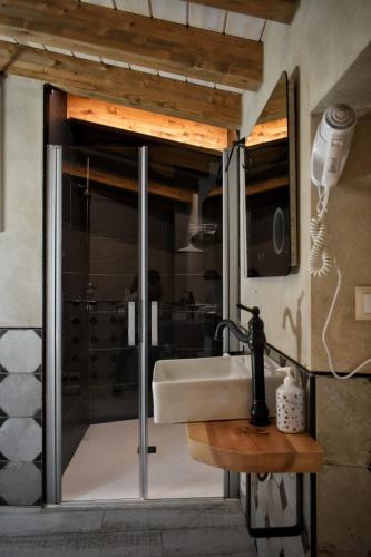 a bathroom with a sink and a mirror at Susurros del Manadero in Robledillo de Gata