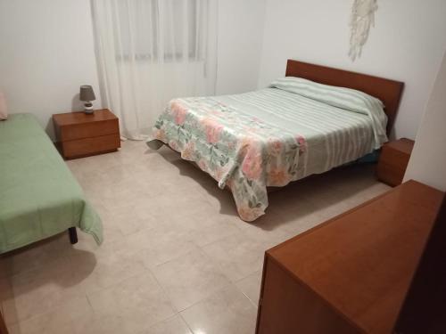 um quarto com uma cama com uma colcha em Casa da Margarida em Castro Marim