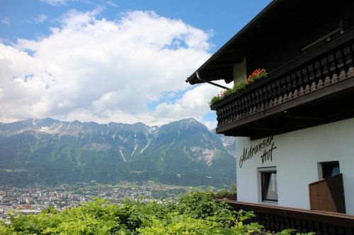 ein Gebäude mit Berg- und Stadtblick in der Unterkunft Aldranser Hof in Innsbruck