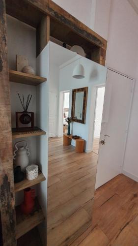 Cette chambre dispose d'une porte blanche et de parquet. dans l'établissement Appartement au calme T3 RDC - Quartier de France, à Vichy