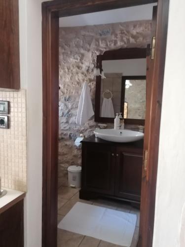 a bathroom with a sink and a mirror at Mani Fort Charabos in Stavríon