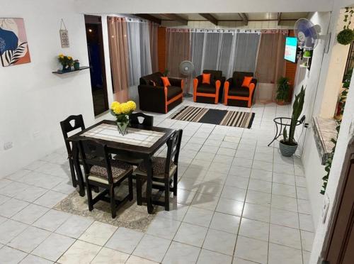sala de estar con mesa y sillas en Casa Valeria en Puntarenas