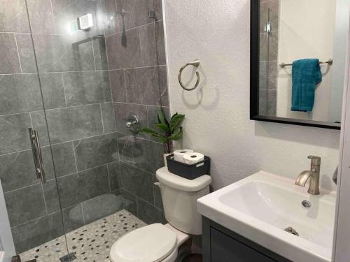 een badkamer met een douche, een toilet en een wastafel bij Lovely 2-beds Central Clearwater Apartment in Clearwater