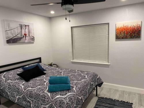 Un dormitorio con una cama con una almohada azul. en Lovely 2-beds Central Clearwater Apartment en Clearwater