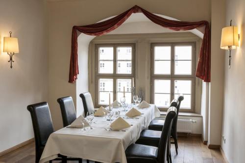 a dining room with a table and chairs and a window at Wyndham Garden Quedlinburg Stadtschloss in Quedlinburg