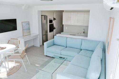 sala de estar con sofá azul y cocina en Nicol's view en Prasás