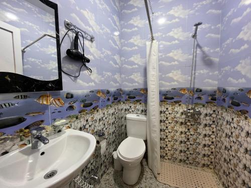een badkamer met een toilet en een wastafel bij Hotel Goldenera in Koetaisi