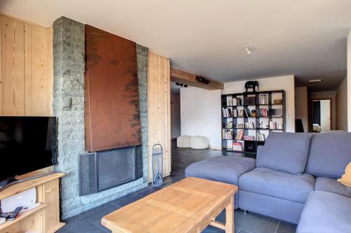 ein Wohnzimmer mit einem Sofa und einem Kamin in der Unterkunft Ambassador 103 in Verbier