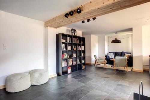 a living room with a book shelf with books at Ambassador 103 in Verbier