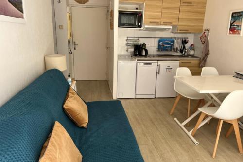 un salon avec un canapé et une table dans l'établissement Flat With Swimming Pool Close To The Beach, à Arcachon