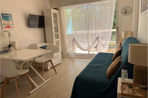 une chambre avec un lit et une table et une salle à manger dans l'établissement Flat With Swimming Pool Close To The Beach, à Arcachon