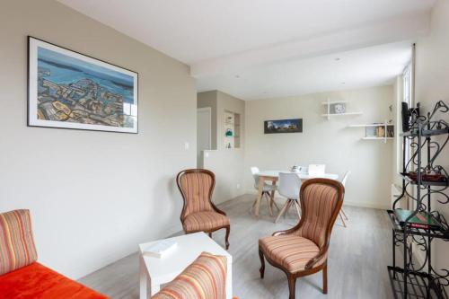 un salon avec une table et des chaises dans l'établissement Great Apt Near The Beach Pornichet, à Pornichet