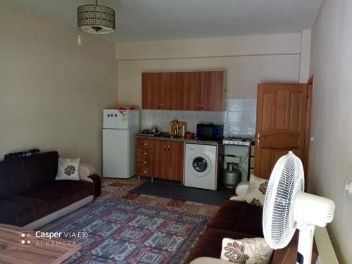 a living room with a couch and a kitchen at شقة أوزنجول 3 in Çaykara