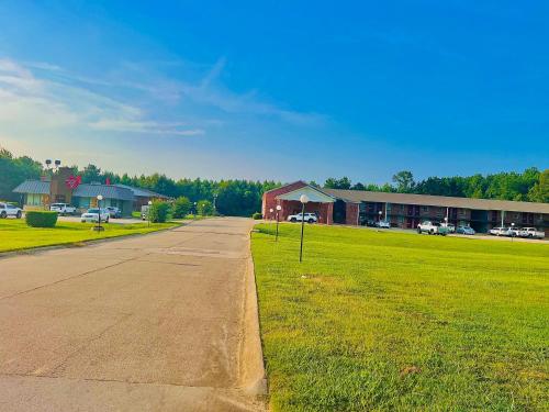 un camino vacío delante de un edificio en Ashley inn, en Crossett