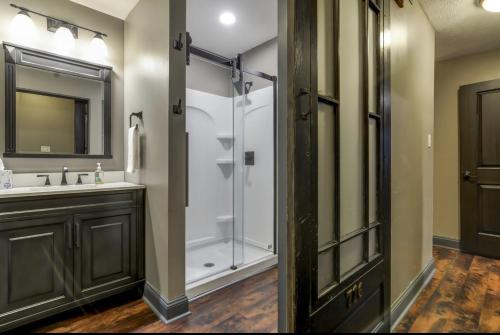 een badkamer met een douche en een wastafel bij Lincolns Loft Speakeasy Suite in Lincoln