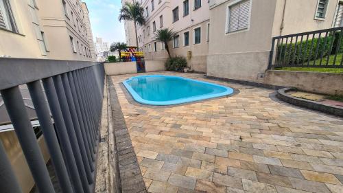 una piscina en el patio de un edificio en Condomínio Olhos D'agua en Mauá