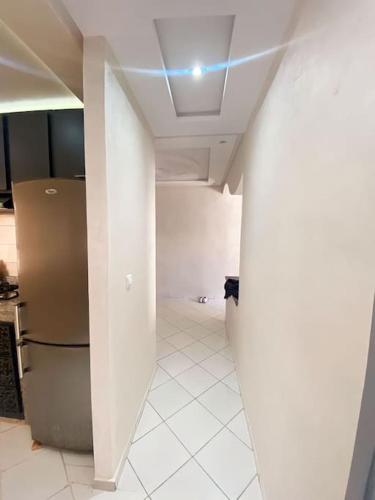 una cucina con frigorifero e pavimento piastrellato di Appartement familial 1 - Cité essalam ad Agadir