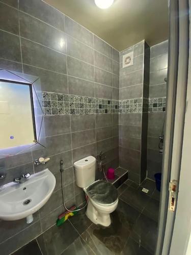 e bagno con servizi igienici, lavandino e doccia. di Appartement familial 1 - Cité essalam ad Agadir
