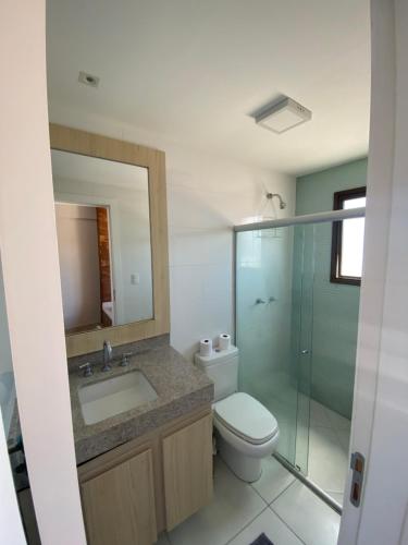 阿拉卡茹的住宿－DUPLEX com Hidromassagem total de 02 QUARTOS e Vista MAR，浴室配有卫生间、盥洗盆和淋浴。